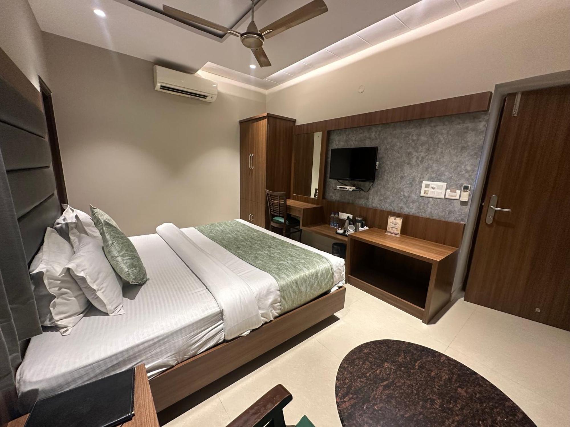 Hotel Amritsar International 2 Min Walk From Amritsar Bus Stand Экстерьер фото