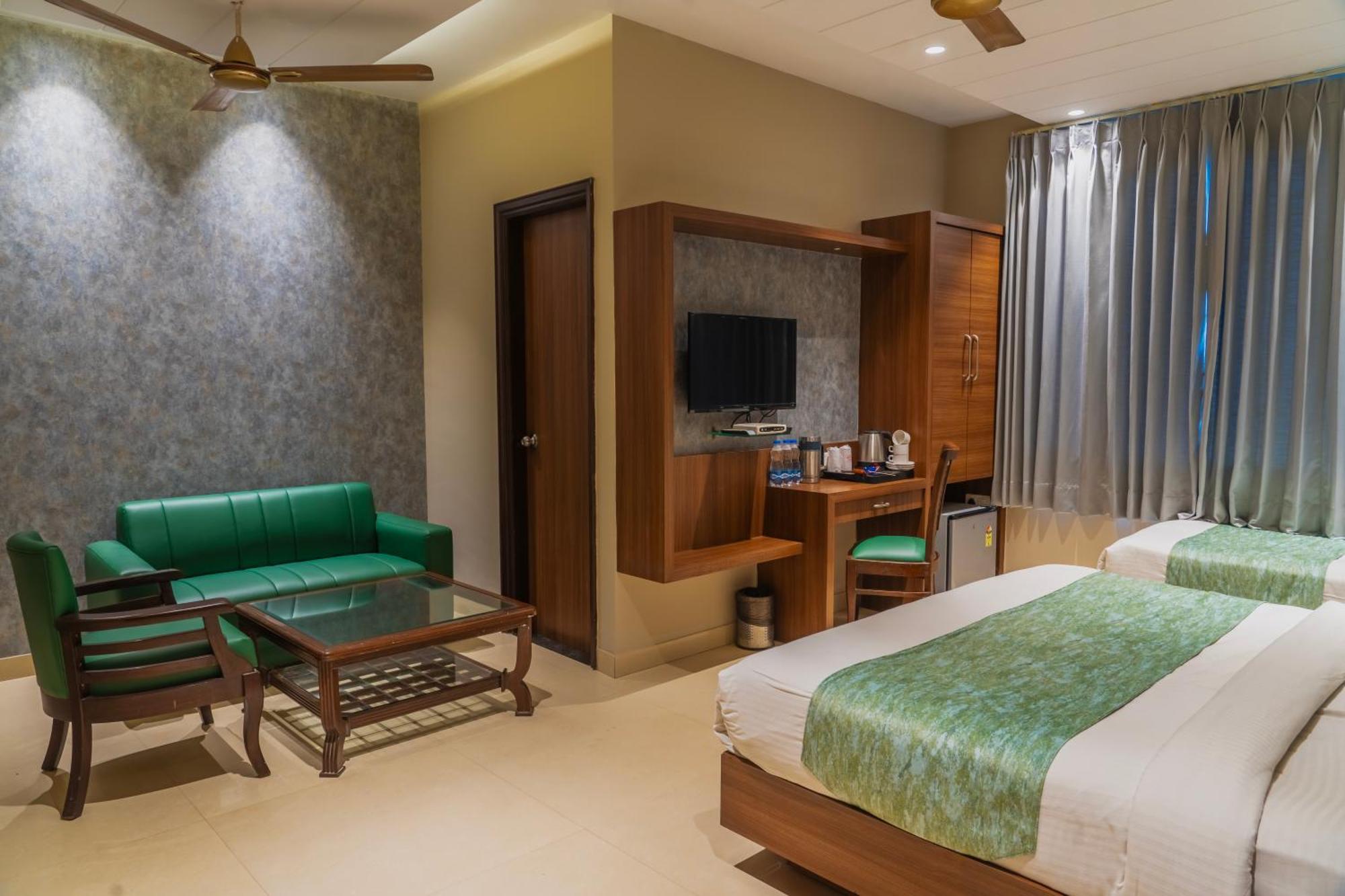 Hotel Amritsar International 2 Min Walk From Amritsar Bus Stand Экстерьер фото